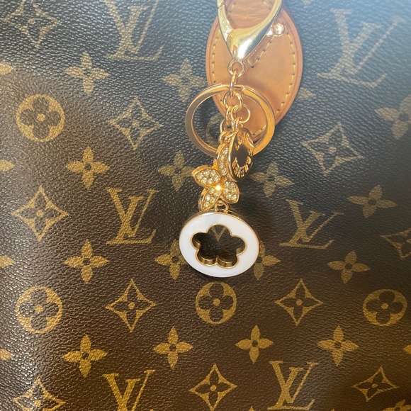 Accessories - Gorgeous white Flower Bag Charm/keychain